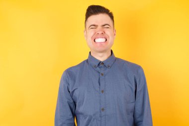 Yakışıklı genç işadamı yeni planlar için çok mutlu ve heyecanlı..