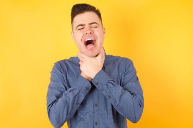 Yakışıklı genç işadamı bağırarak boğuldu çünkü acı verici bir şekilde boğuldu. Sağlık problemi. Boğulma ve intihar konsepti.