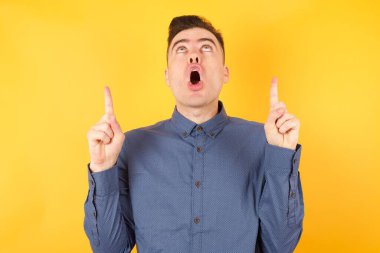 Yakışıklı genç işadamı şaşırmış ve şaşırmıştı. Parmaklarıyla işaret ediyor ve kollarını kaldırıyordu..