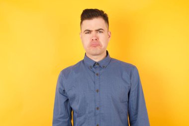 Yakışıklı genç işadamı, hoşnutsuz ve mutsuz olduğu için ağlayacak gibi bakıyor. Hayal kırıklığına uğramış genç bir kadının sorunları var.