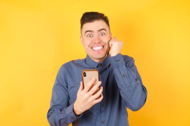 Akıllı telefonlu yakışıklı bir gencin portresi. 