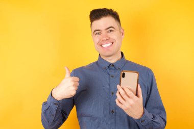 Akıllı telefonlu yakışıklı bir gencin portresi. 