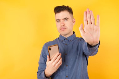 Akıllı telefonlu yakışıklı bir gencin portresi. 