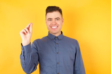 Genç adam Çince işaret dili Q 'da yedi parmak hareketi gösteriyor..