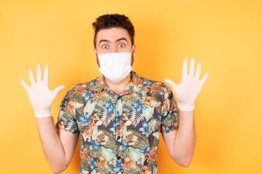 İyimser adam sevinçten avuçlarını kaldırır, birinden müthiş bir hediye aldığı için mutludur. Heyecanlı beyaz erkek çığlıkları.