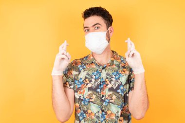 Koruyucu maskeli genç yakışıklı şans dilemek için şans diliyor..