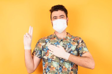 Kısa saçlı, kısa boylu, beyaz bir adam. Gülümsüyor, el pençe divan duruyor. Sadakat yemini ediyor..