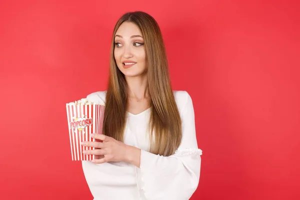 Foto Europeo Asombrado Joven Mujer Caucásica Sosteniendo Cubo Con Palomitas — Foto de Stock