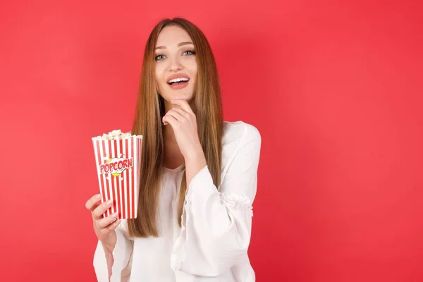 Optimiste Jeune Femme Caucasienne Tenant Seau Avec Pop Corn Debout — Photo