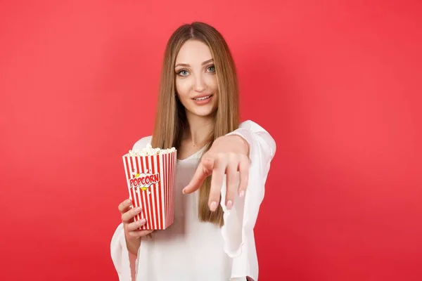 Joven Hermosa Mujer Con Palomitas Maíz Apuntando Cámara Con Una — Foto de Stock