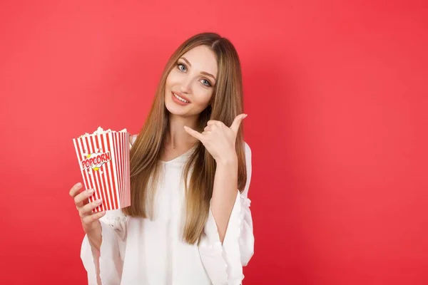 Joven Hermosa Mujer Con Palomitas Maíz Haciendo Gesto Telefónico Con — Foto de Stock