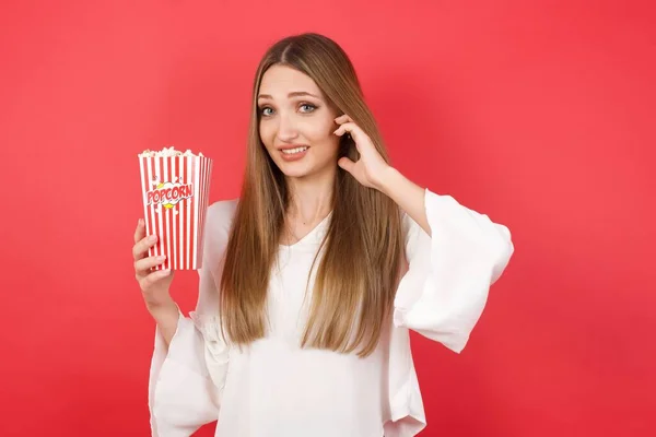 Jeune Belle Femme Avec Popcorn Couvrant Oreille Avec Les Doigts — Photo