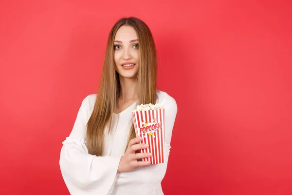 Joven Hermosa Mujer Con Palomitas Maíz Sonriendo Con Los Brazos — Foto de Stock