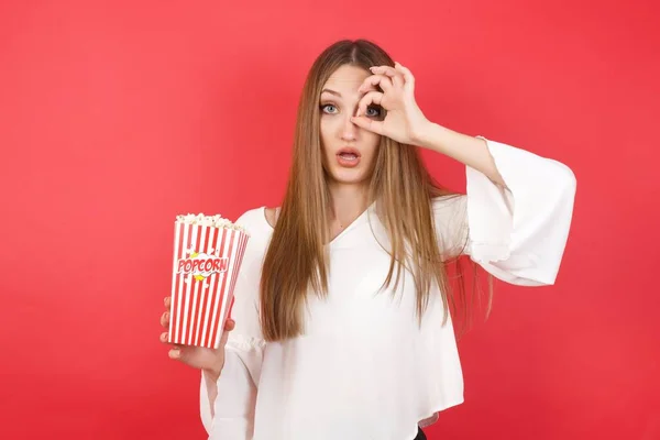 Jeune Belle Femme Avec Pop Corn Faisant Geste Correct Choqué — Photo