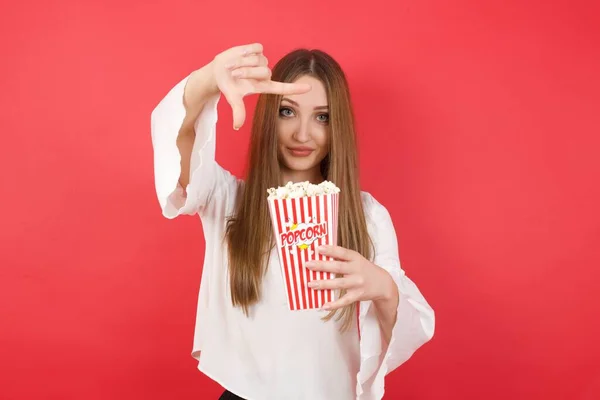 Jeune Belle Femme Avec Popcorn Faire Cadre Doigt Avec Les — Photo