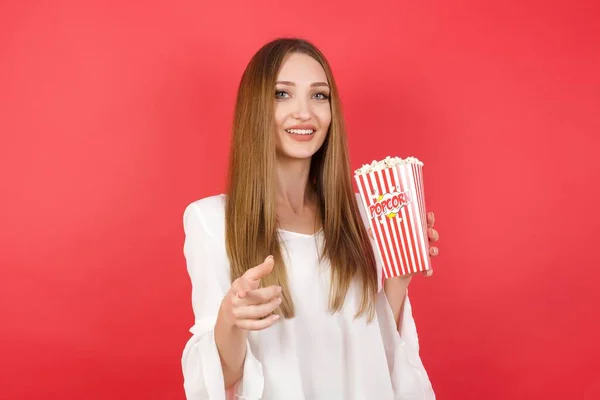 Jeune Belle Femme Avec Pop Corn Pointant Les Doigts Vers — Photo