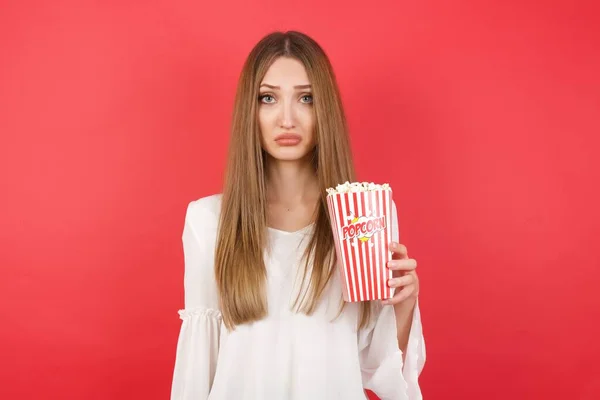 Retrato Disgustado Disgustado Joven Hermosa Mujer Con Palomitas Maíz Joven — Foto de Stock