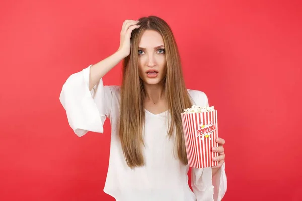 Jeune Belle Femme Avec Pop Corn Avec Une Expression Choquée — Photo