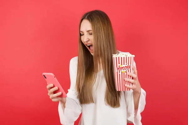 Belle Jeune Femme Avec Pop Corn Smartphone Posant Sur Fond — Photo