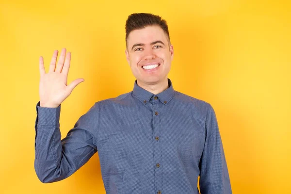 ハンサムな若いビジネスマンが手を振っこんにちは幸せと笑顔 優しい歓迎ジェスチャー — ストック写真