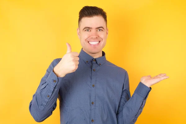 Schöner Junger Geschäftsmann Macht Geste Mit Erhobenem Daumen Lächelt Glücklich — Stockfoto