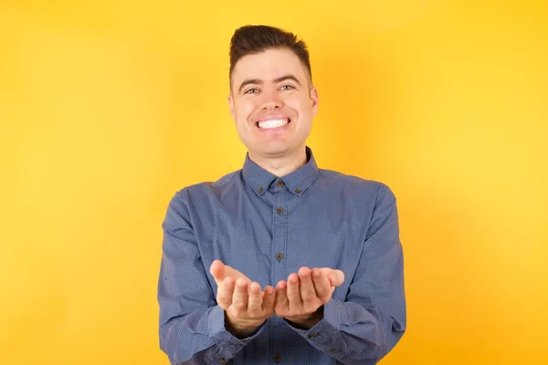 Bonito Jovem Empresário Sorrindo Com Mãos Palmas Juntas Recebendo Dando — Fotografia de Stock