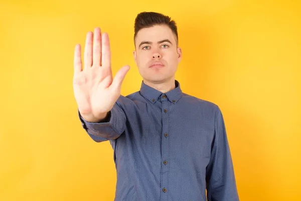 Gutaussehender Junger Geschäftsmann Macht Stop Geste Mit Der Handfläche Warnende — Stockfoto