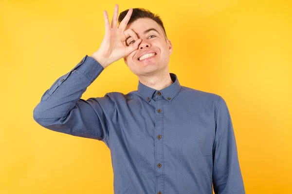 Bonito Jovem Empresário Fazendo Gesto Com Mão Sorrindo Olho Olhando — Fotografia de Stock