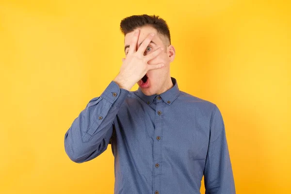 Knappe Jonge Zakenman Gluren Shock Bedekken Gezicht Ogen Met Hand — Stockfoto