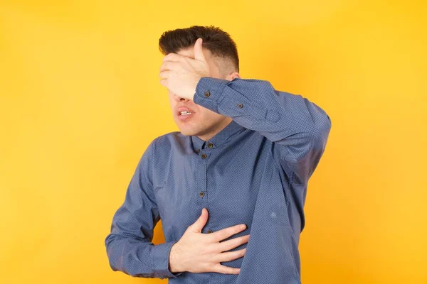 Knappe Jonge Zakenman Die Het Voorhoofd Aanraakt Voor Ziekte Koorts — Stockfoto