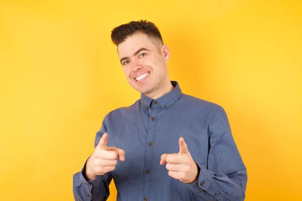 Bonito Jovem Empresário Apontando Dedos Para Câmera Com Rosto Feliz — Fotografia de Stock