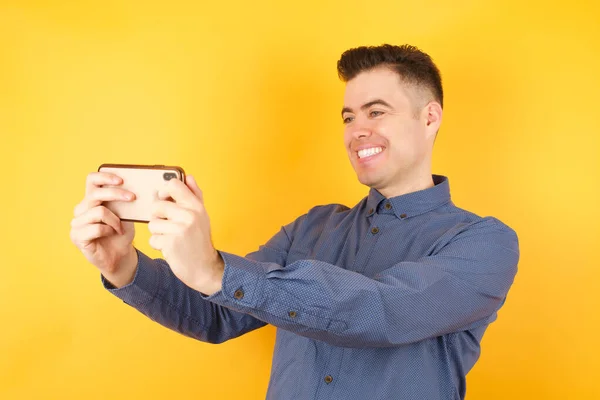 Portret Van Knappe Jongeman Met Smartphone — Stockfoto