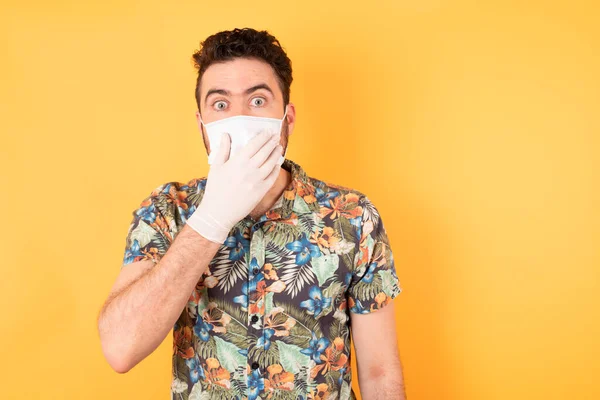 Knappe Jongeman Met Een Beschermend Masker Snakt Naar Verbazing Reactieconcept — Stockfoto