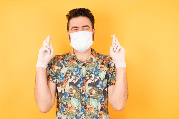 Knappe Jongeman Met Beschermend Masker Kruist Vingers — Stockfoto