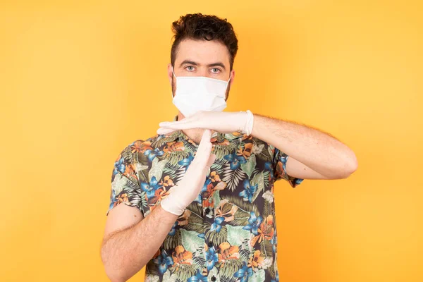 Knappe Jongeman Met Beschermend Masker Met Een Time Out Gebaar — Stockfoto