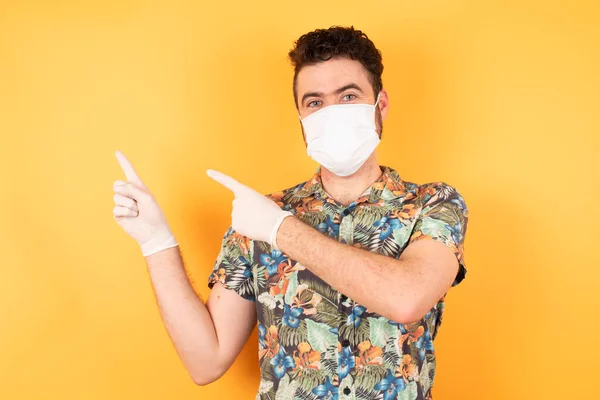 Foto Van Knappe Jongeman Met Beschermend Masker Met Wijsvinger Lege — Stockfoto