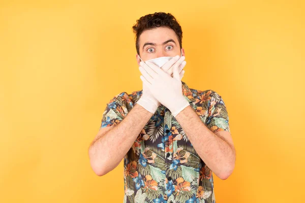 Jonge Knappe Man Met Een Beschermend Masker Die Zijn Mond — Stockfoto