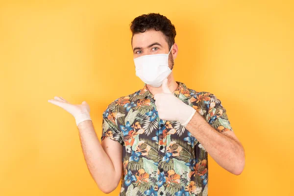 Jonge Knappe Man Met Beschermend Masker Doet Gebaar Met Duimen — Stockfoto