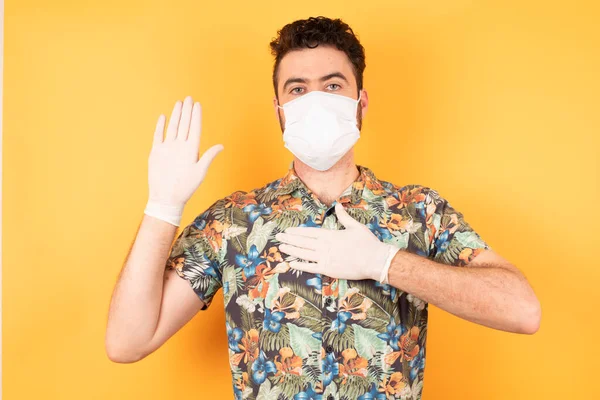 Jonge Knappe Man Met Beschermend Masker Vloeken Met Hand Borst — Stockfoto