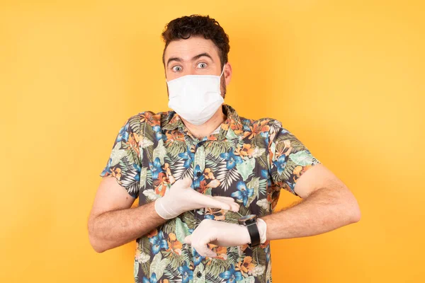 Jonge Knappe Man Met Beschermend Masker Haast Wijzend Naar Tijd — Stockfoto