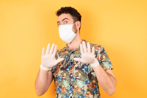 Jonge Knappe Man Met Een Beschermend Masker Die Handpalmen Wegbeweegt — Stockfoto