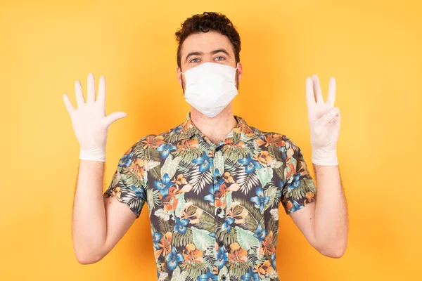 Jonge Knappe Man Met Beschermend Masker Toont Wijst Omhoog Met — Stockfoto