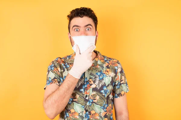 Jonge Knappe Man Met Beschermend Masker Zoek Gefascineerd Door Ongeloof — Stockfoto