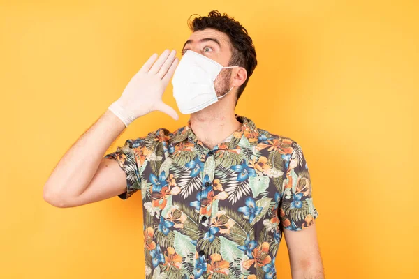 Jonge Knappe Man Met Een Beschermend Masker Schreeuwend Schreeuwend Met — Stockfoto