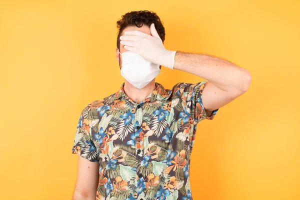 Knappe Jongeman Met Een Beschermend Masker Met Hand Gezicht Ogen — Stockfoto