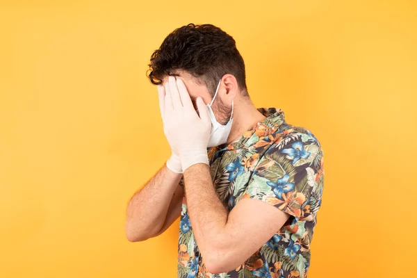 Huilende Man Studio Die Het Gezicht Bedekt Met Handen Het — Stockfoto