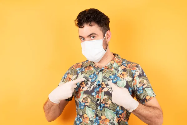 Blanke Man Met Medisch Masker Gele Studio Wijzende Vingers Bloemenhemddoek — Stockfoto