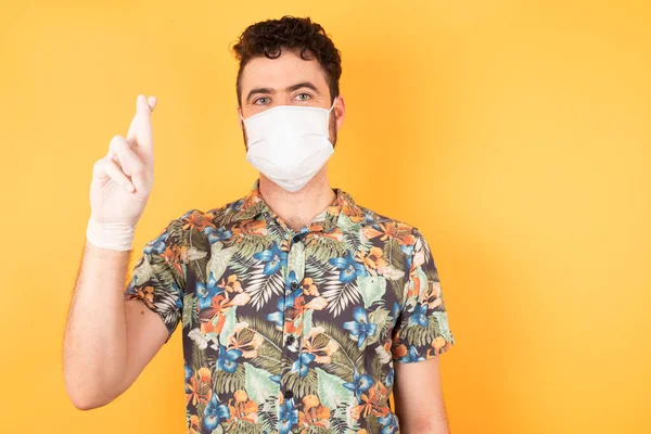 Blanke Man Met Medisch Masker Gele Studio Vingers Gekruist Handschoen — Stockfoto