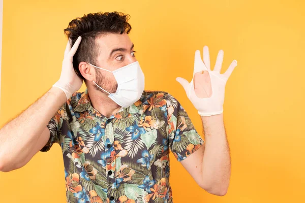 Bang Blanke Man Met Medisch Masker Gele Studio Gescheurde Handschoen — Stockfoto