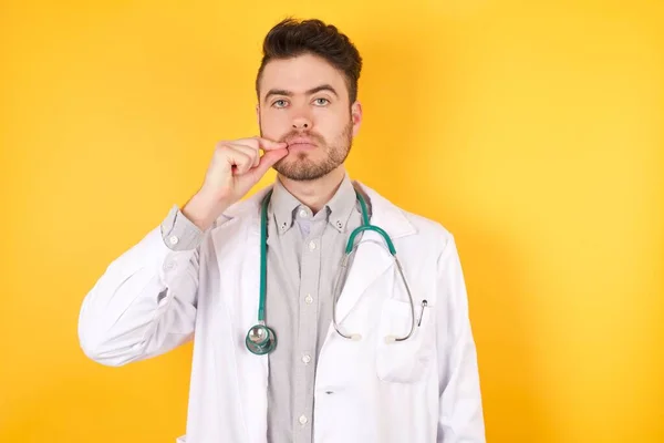 Jonge Blanke Arts Medisch Uniform Staande Geïsoleerde Gele Achtergrond Mond — Stockfoto